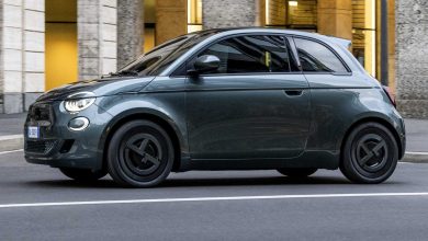 Fiat 500e Armani Verde scuro su strada