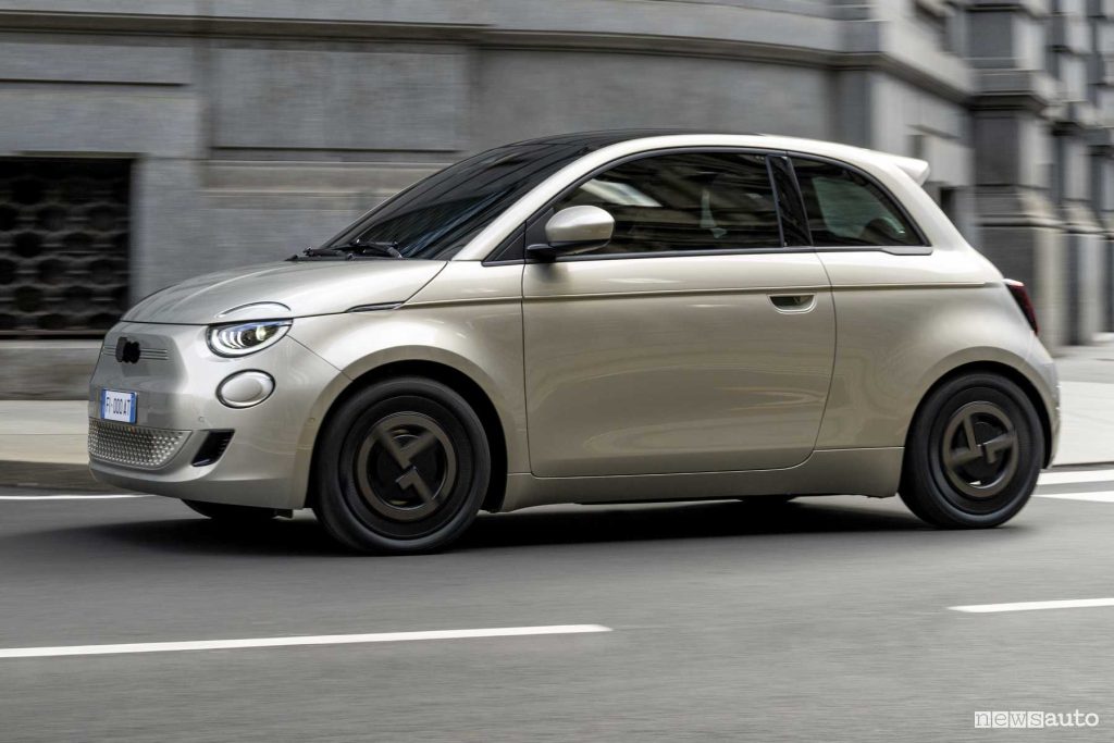 Fiat 500e Armani Greyge su strada