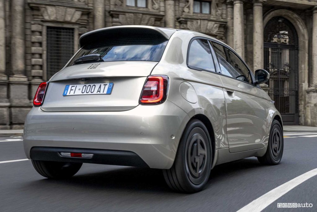 Fiat 500e Armani Greyge su strada