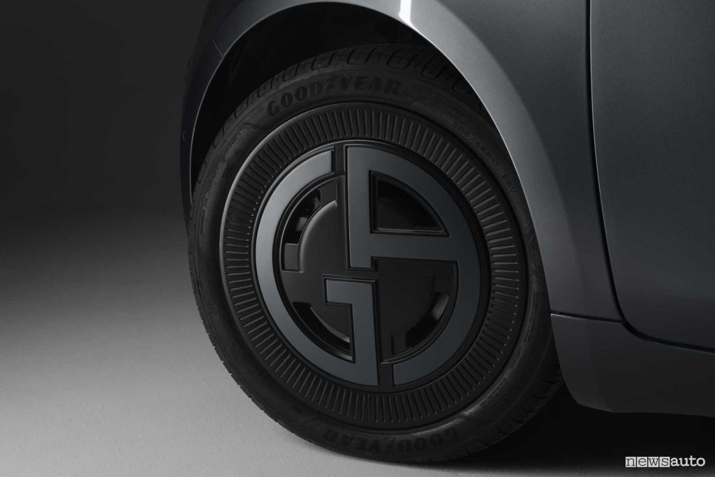 Fiat 500e Armani Verde scuro logo GA cerchi