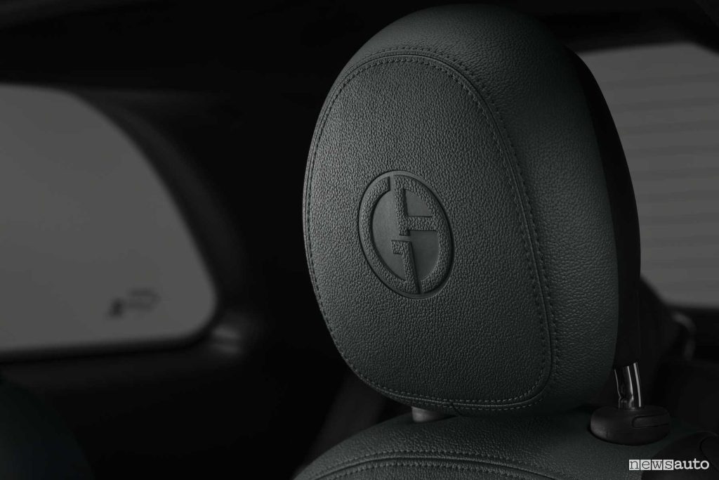 Fiat 500e Armani Verde scuro logo GA poggiatesta