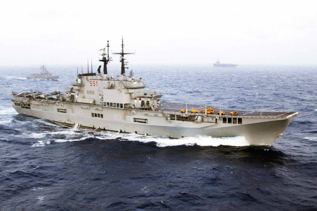In fase di uscita dal porto