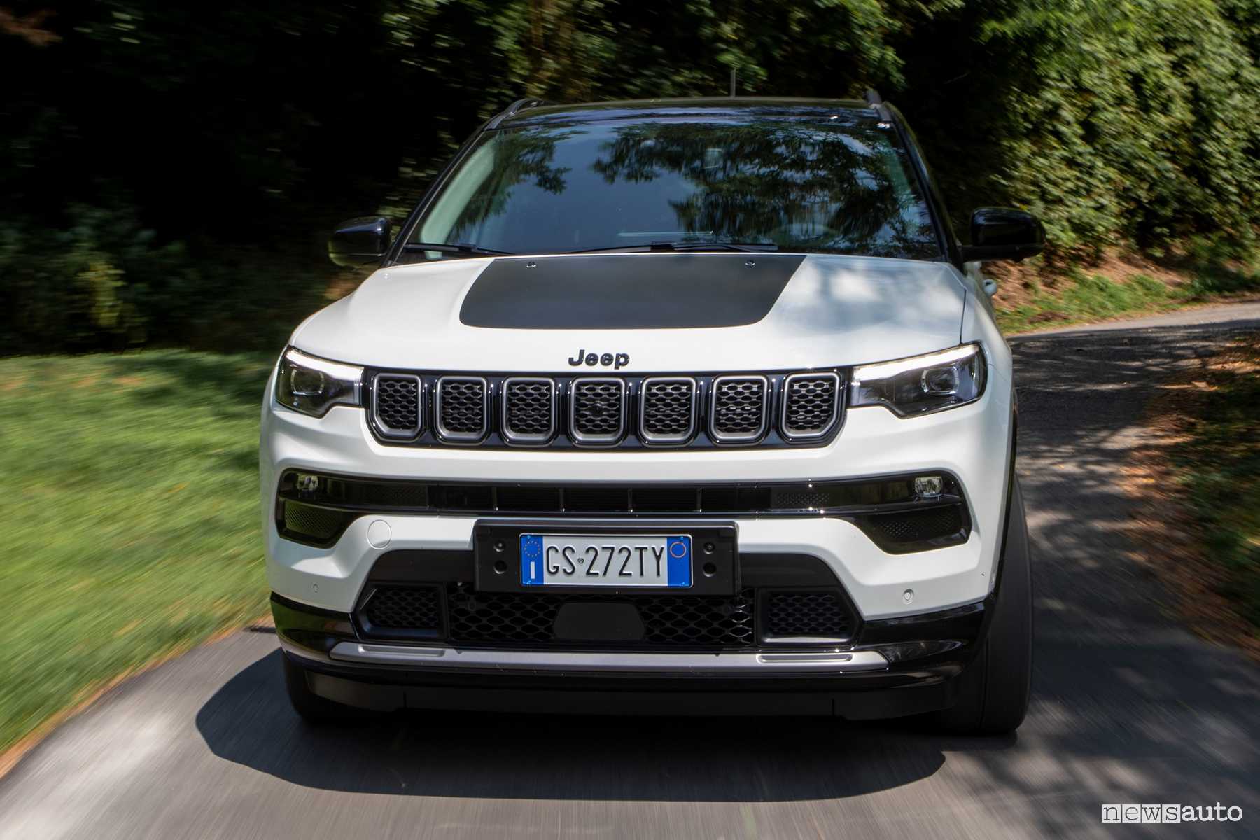 Jeep Compass 2024, dimensioni, abitacolo e prezzo
