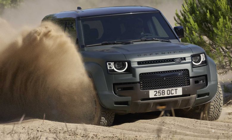 Land Rover Defender OCTA Edition One sullo sterrato