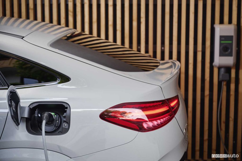 Mercedes-AMG GLE 53 Hybrid 4Matic+ Coupé in ricarica