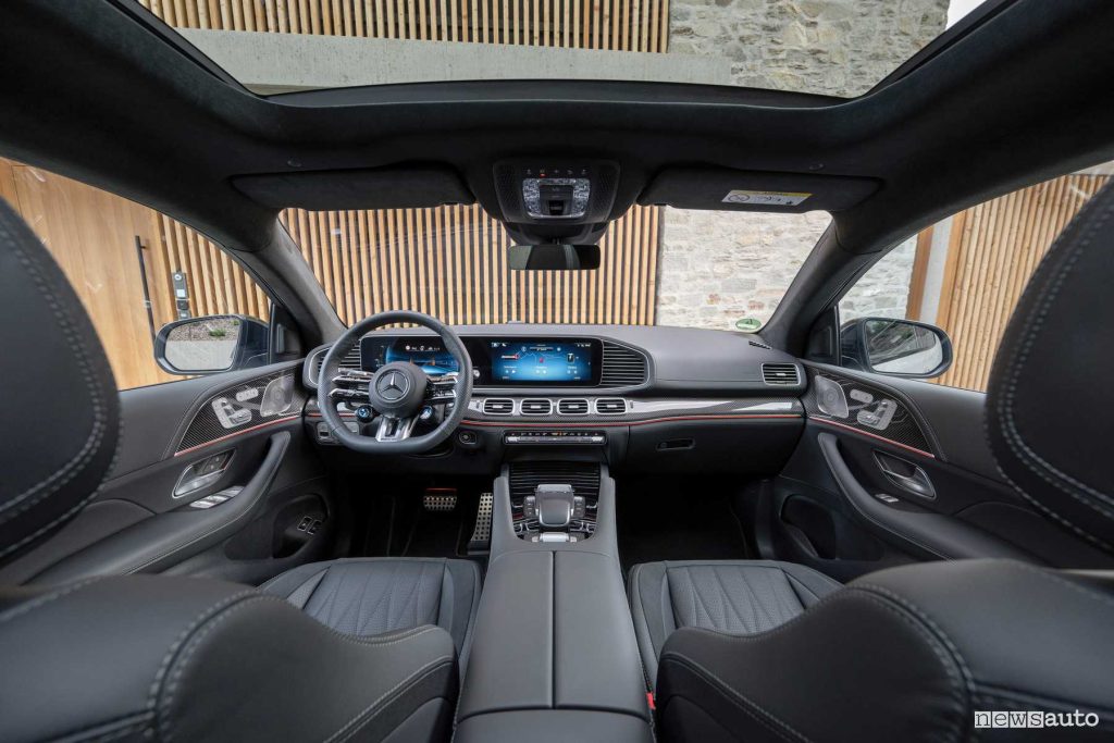 Mercedes-AMG GLE 53 Hybrid 4Matic+ Coupé plancia abitacolo