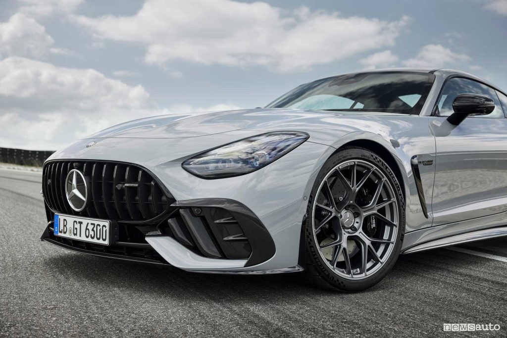 Mercedes AMG GT 63 Pro 4Matic+ paraurti anteriore