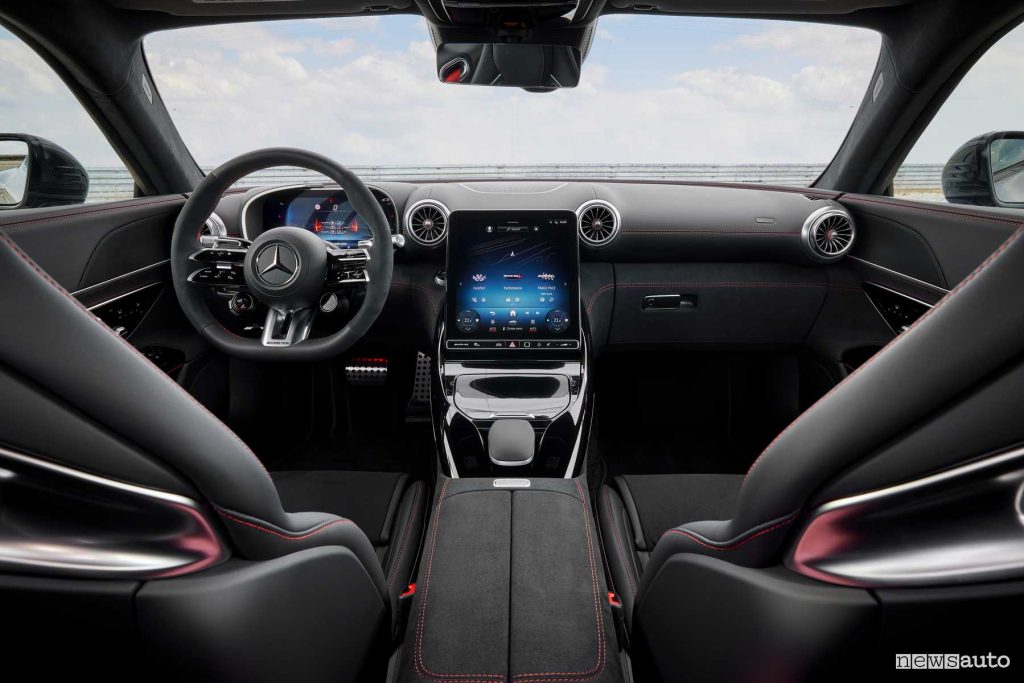 Mercedes AMG GT 63 Pro 4Matic+ plancia abitacolo