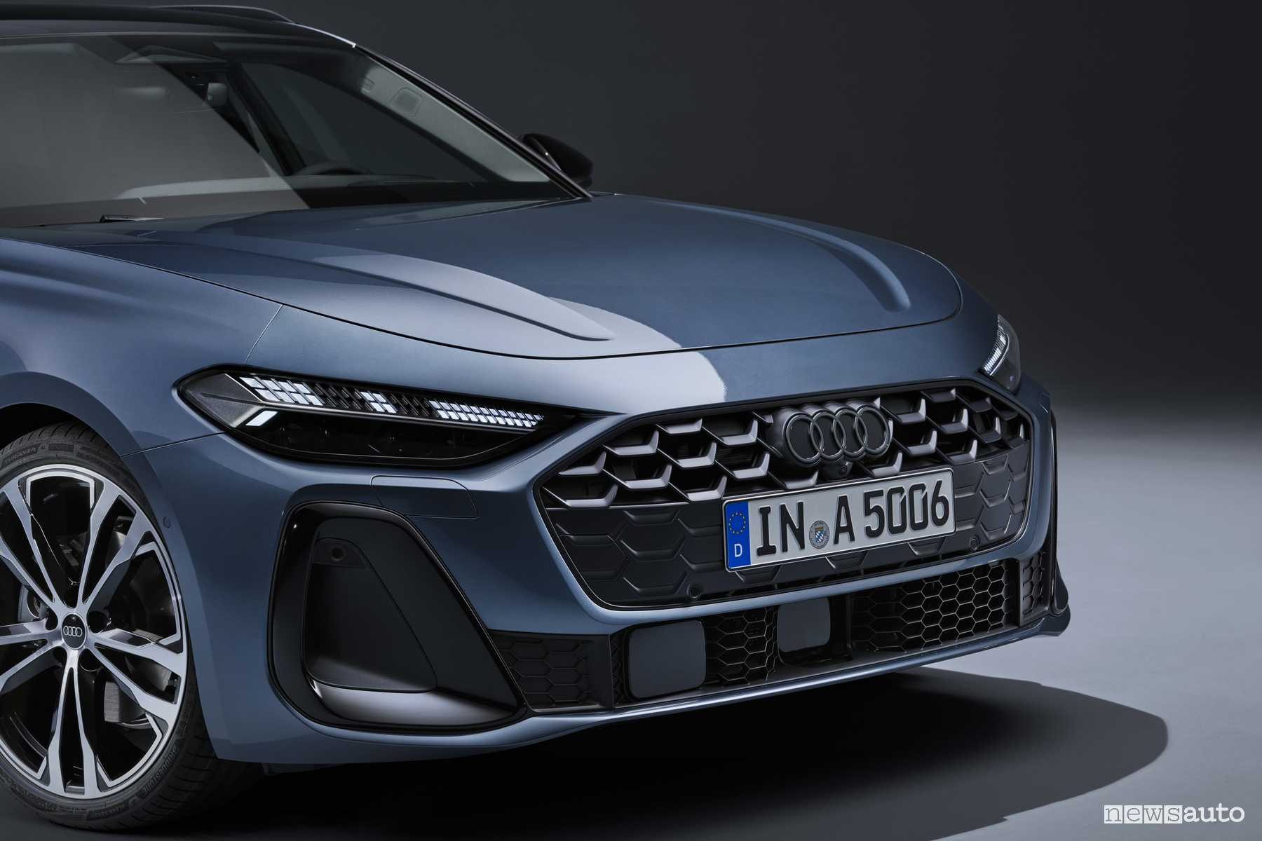 Nuova Audi A5 Avant firma luminosa e griglia anteriore