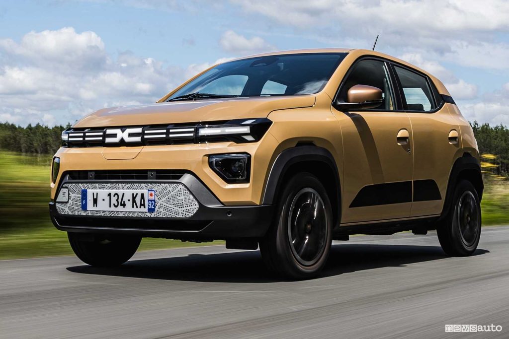 Nuova Dacia Spring Beige Safari su strada