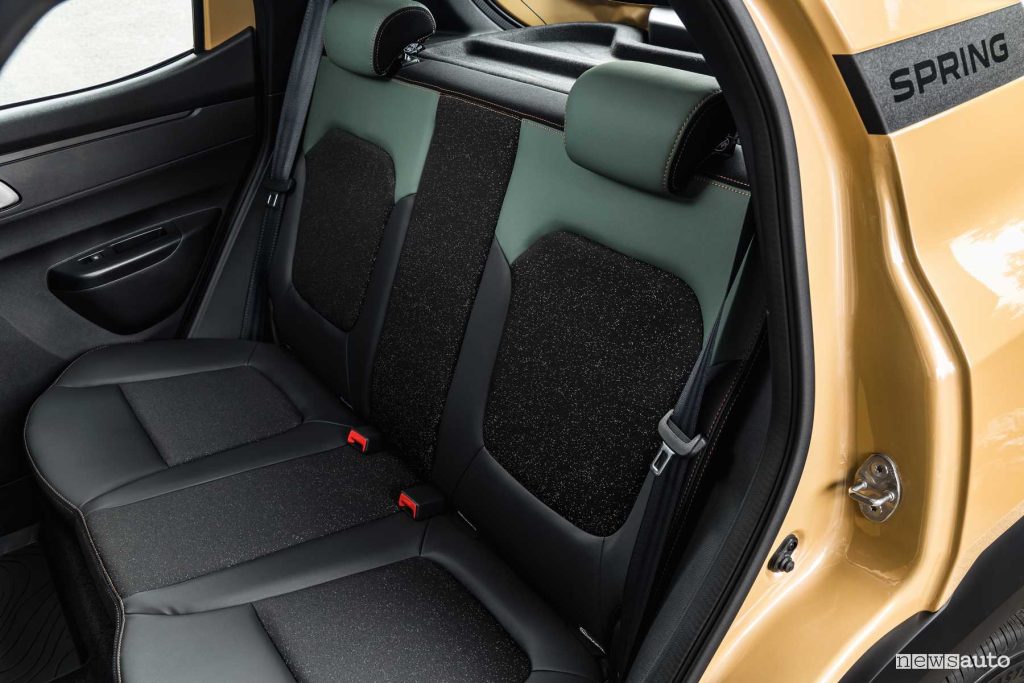 Nuova Dacia Spring Beige Safari sedili posteriori abitacolo