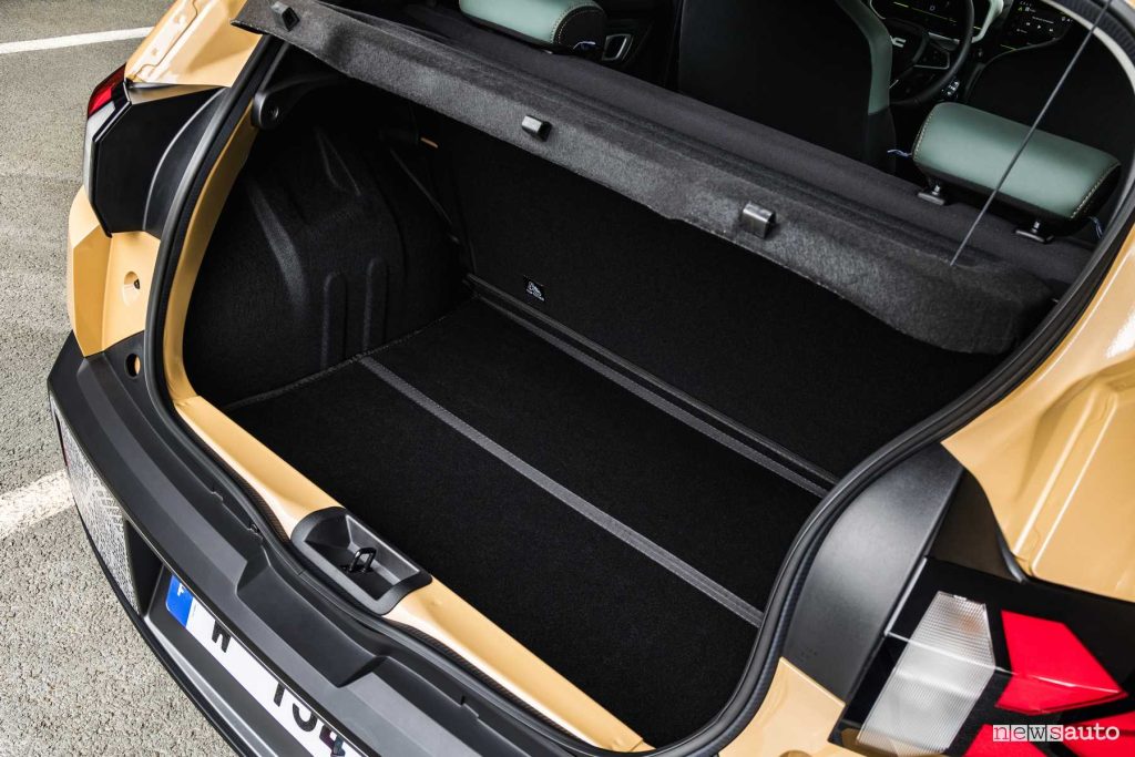 Nuova Dacia Spring Beige Safari bagagliaio abitacolo