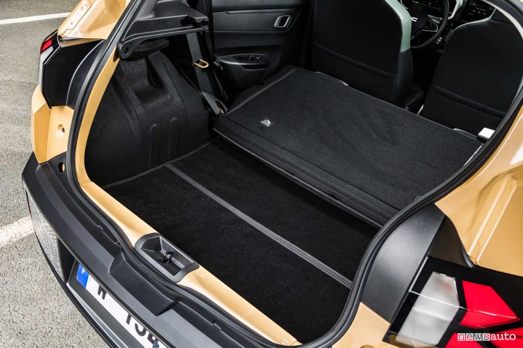 Nuova Dacia Spring Beige Safari bagagliaio abitacolo