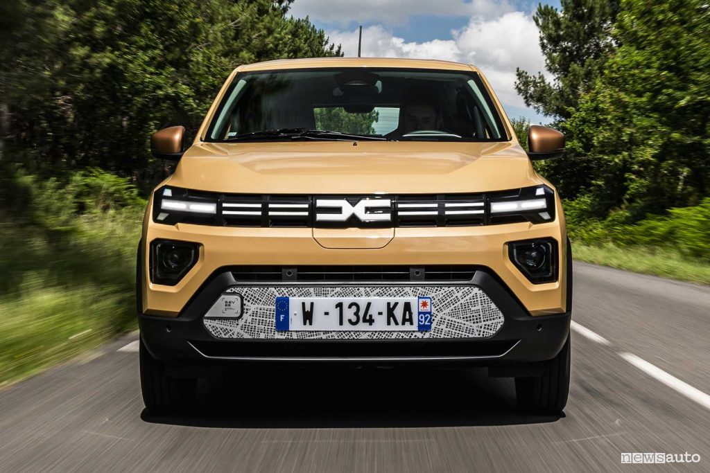 Nuova Dacia Spring Beige Safari su strada