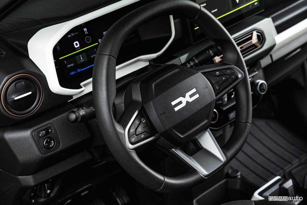 Nuova Dacia Spring volante abitacolo