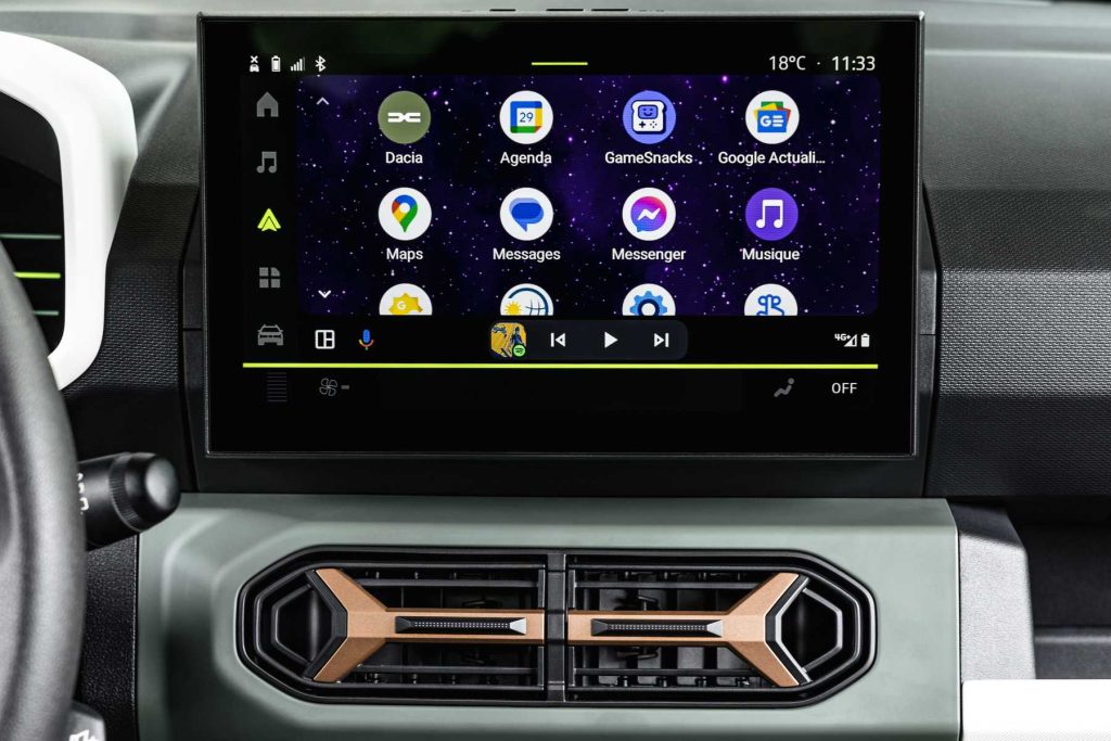Nuova Dacia Spring display infotainment abitacolo