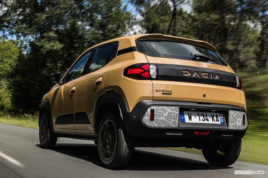 Nuova Dacia Spring Beige Safari su strada