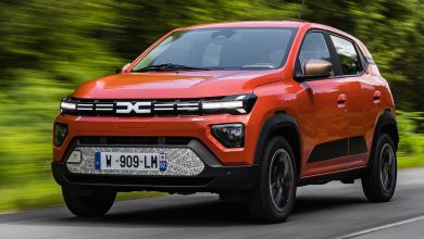 Nuova Dacia Spring Brick Red su strada