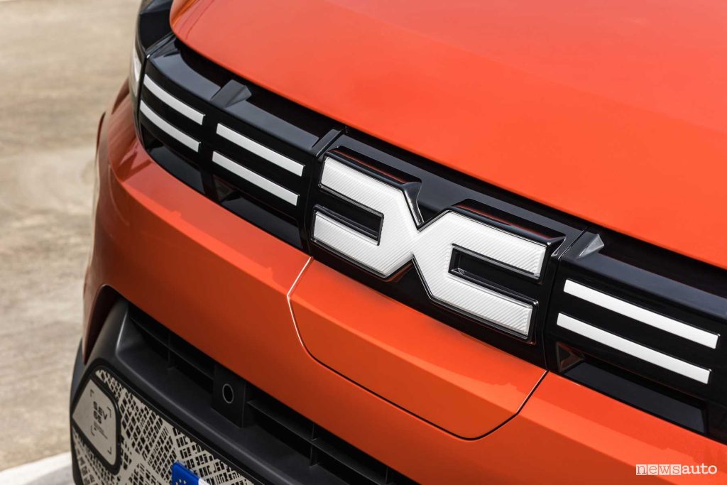 Nuova Dacia Spring Brick Red sportellino per la ricarica