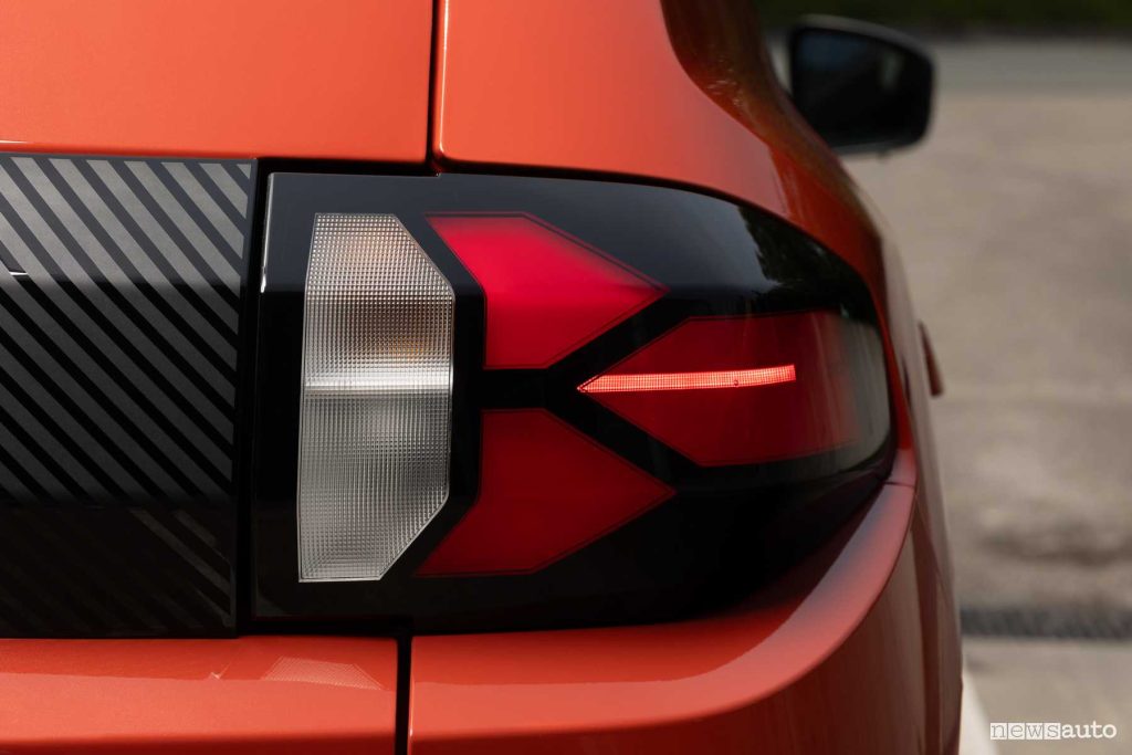 Nuova Dacia Spring Brick Red faro posteriore