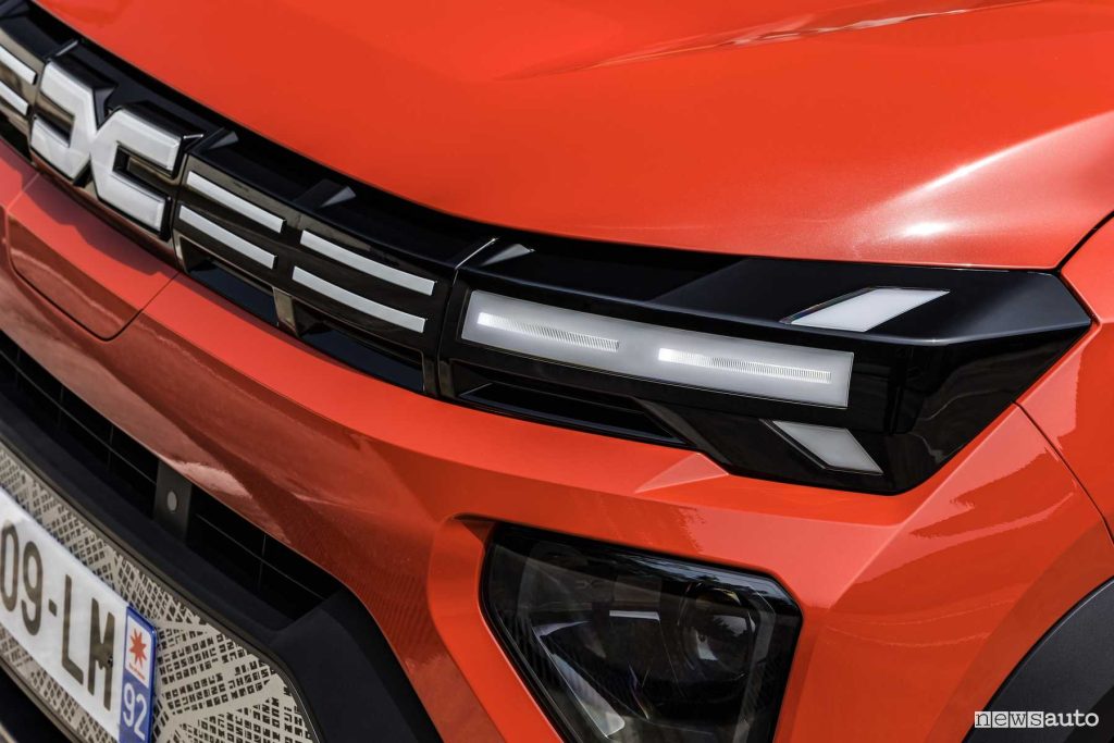 Nuova Dacia Spring Brick Red faro anteriore