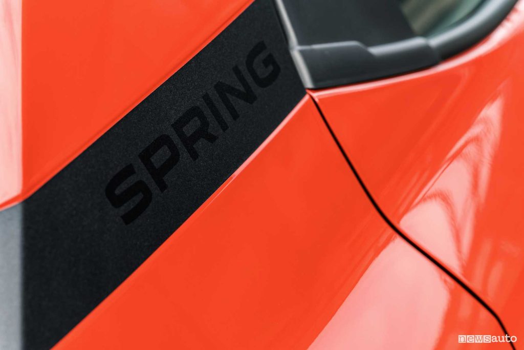 Nuova Dacia Spring Brick Red scritta montante