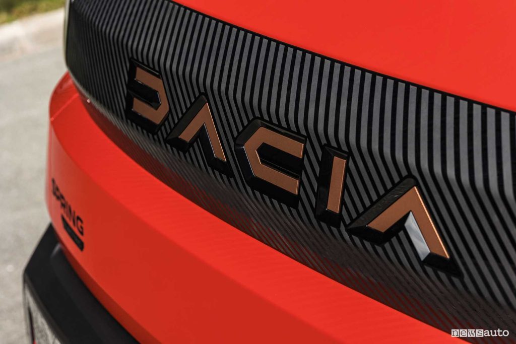 Nuova Dacia Spring Brick Red scritta portellone posteriore