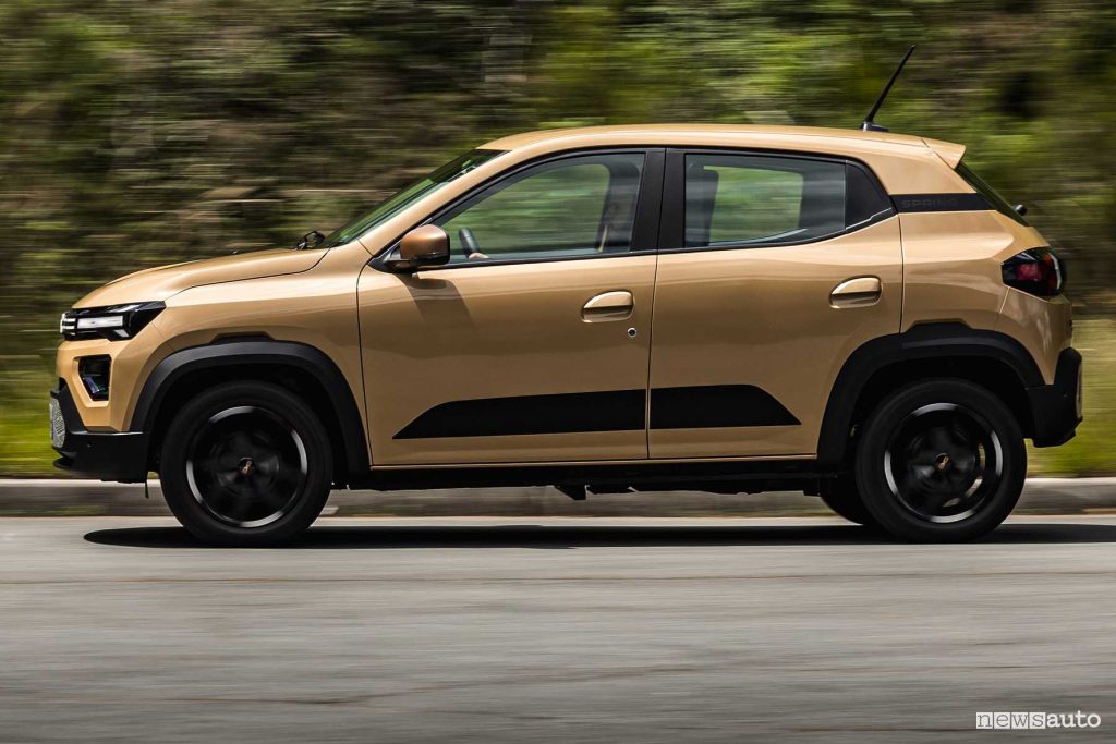 Nuova Dacia Spring Beige Safari su strada
