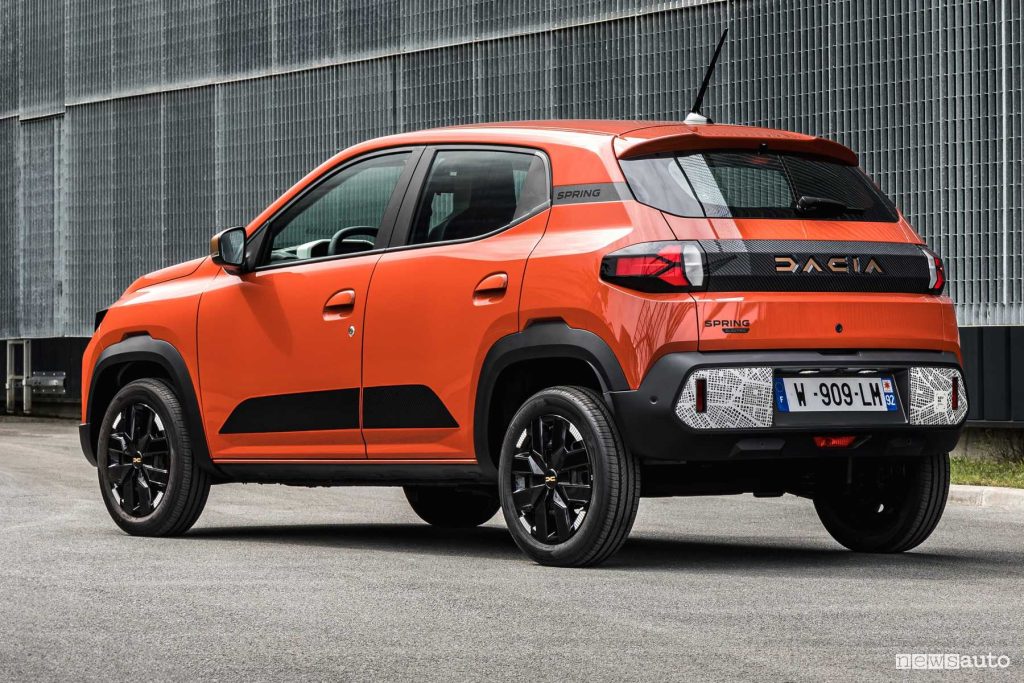 Nuova Dacia Spring Brick Red posteriore 3/4