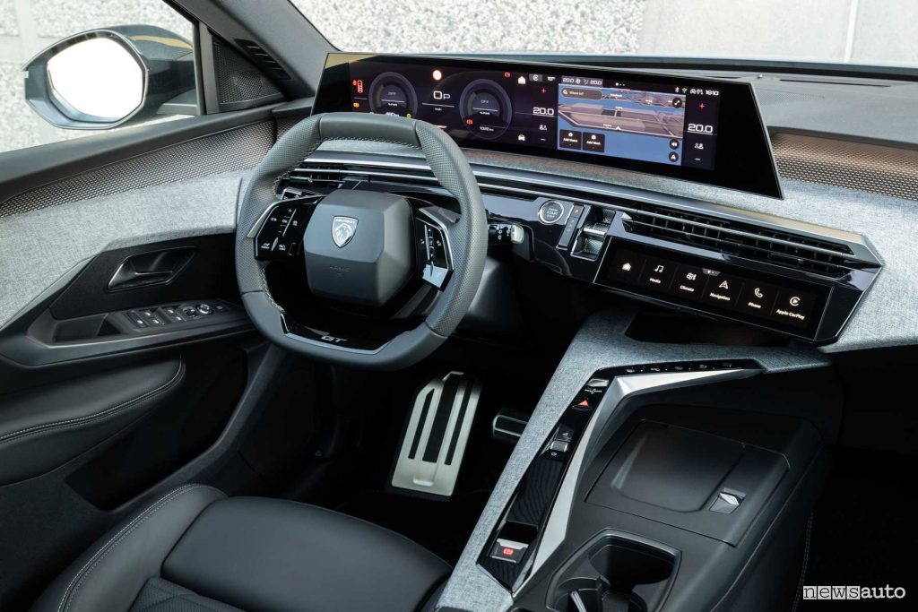 Peugeot e-5008 GT plancia abitacolo