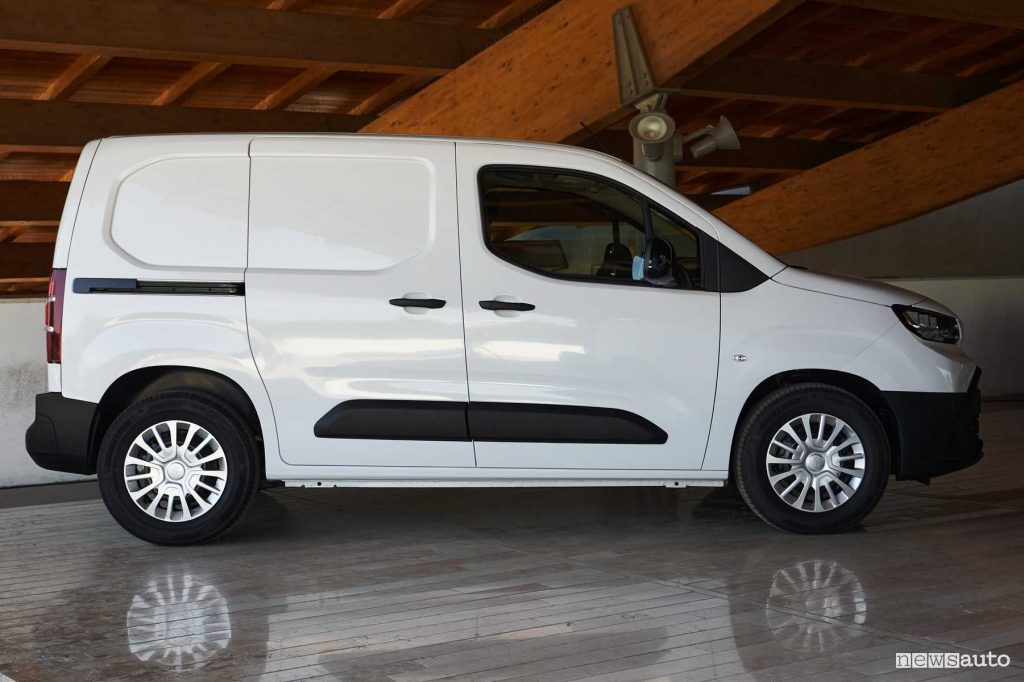 Nuova Toyota Proace City laterale