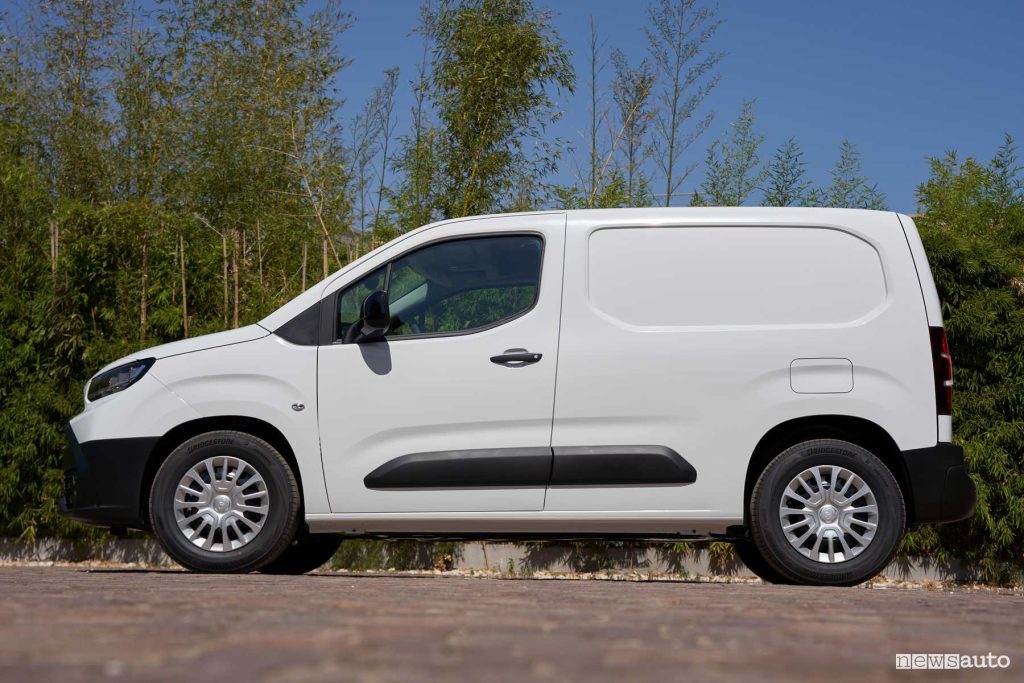 Nuova Toyota Proace City laterale
