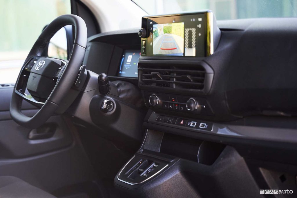 Nuova Toyota Proace City plancia abitacolo