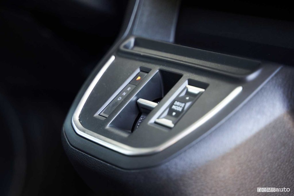 Nuova Toyota Proace City selettore cambio automatico