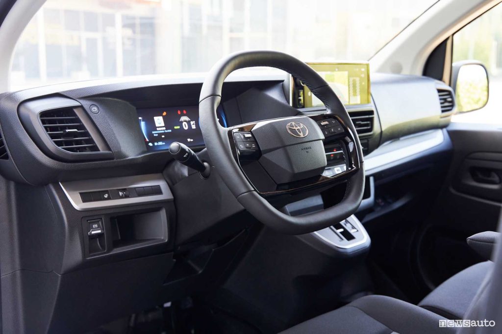 Nuova Toyota Proace City volante abitacolo