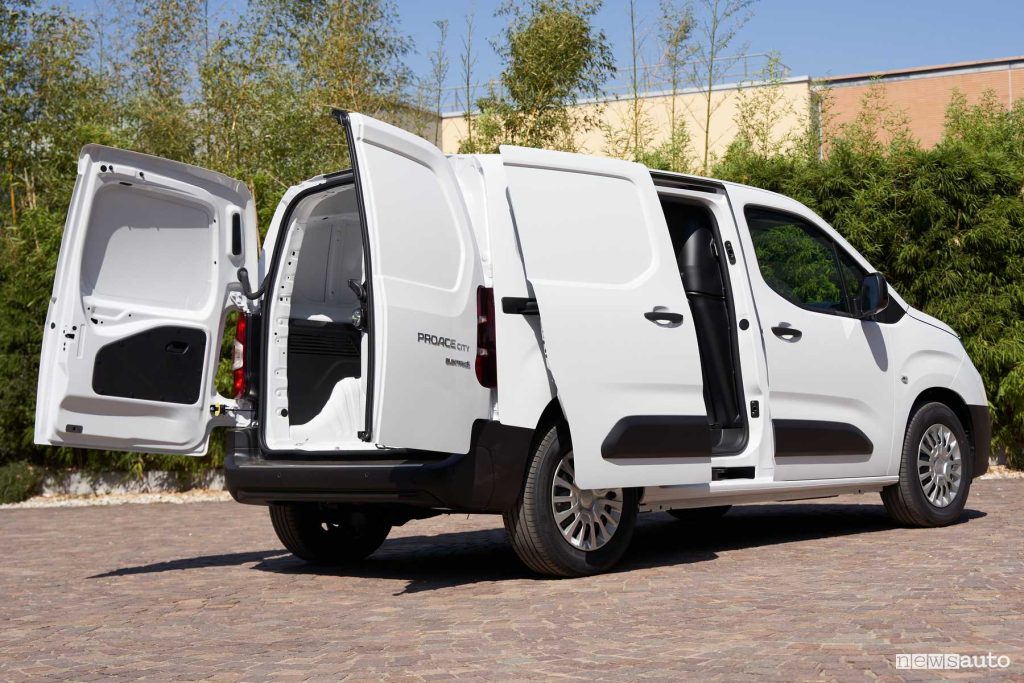 Nuova Toyota Proace City portiere laterali scorrevoli