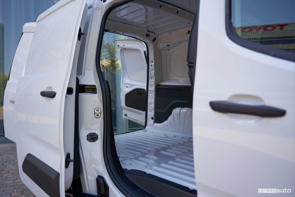 Nuova Toyota Proace City portiere laterali scorrevoli