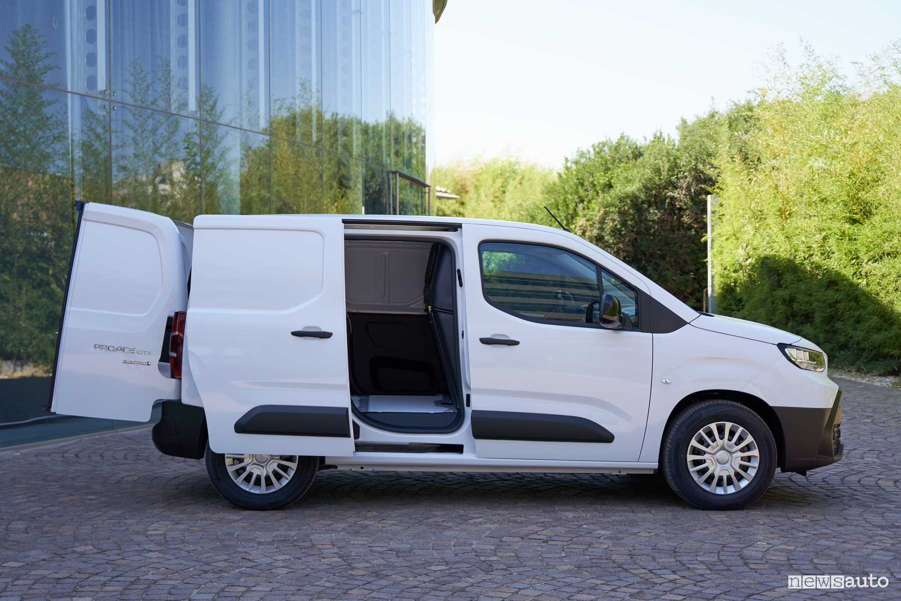 Nuova Toyota Proace City portiere laterali scorrevoli