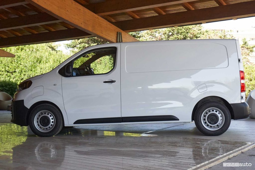 Nuova Toyota Proace Van laterale