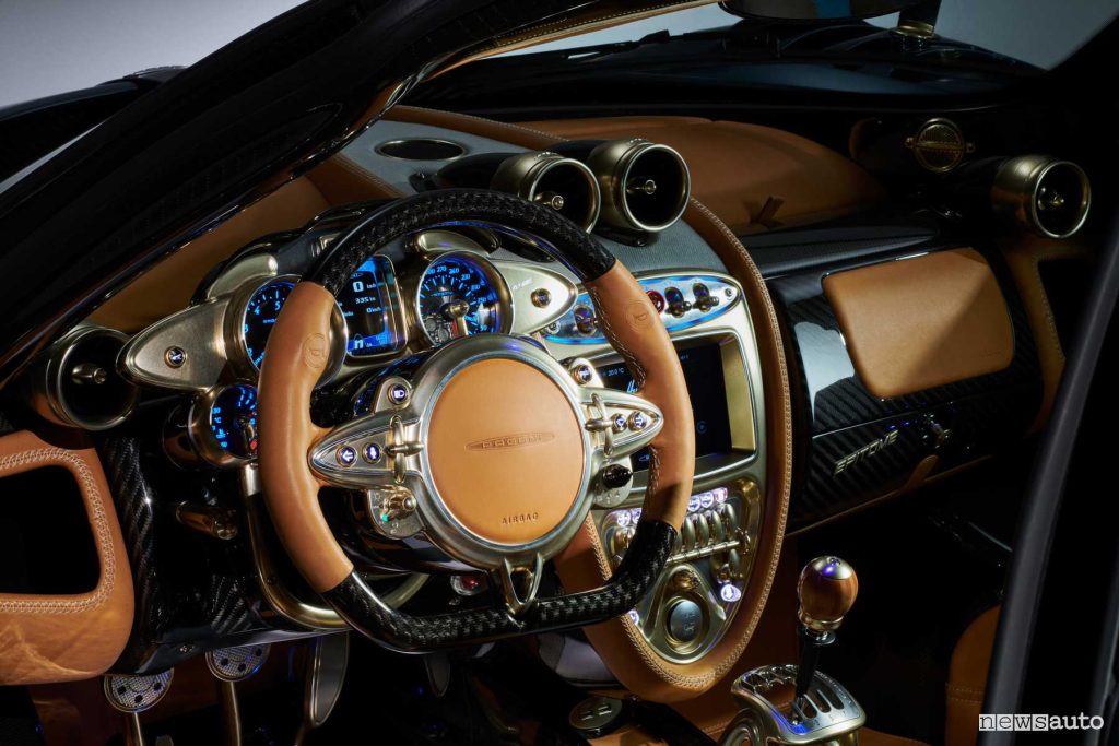 Pagani Huayra Epitome volante abitacolo
