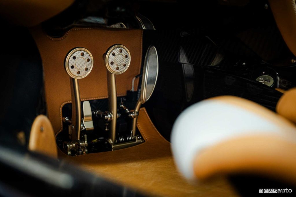 Pagani Huayra Epitome pedaliera con frizione, freno e acceleratore