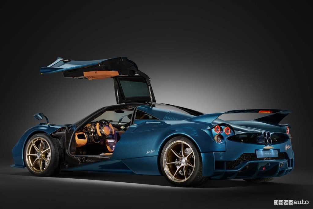 Pagani Huayra Epitome ali ad apertura di gabbiano