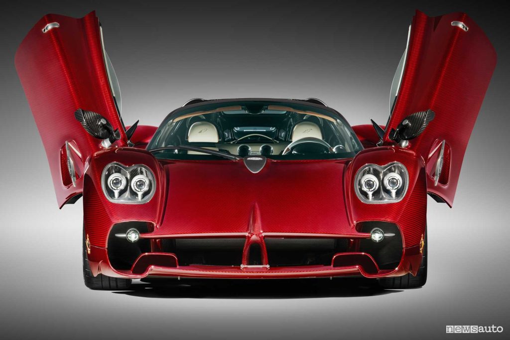 Pagani Utopia Roadster portiere aperte ad ali di gabbiano