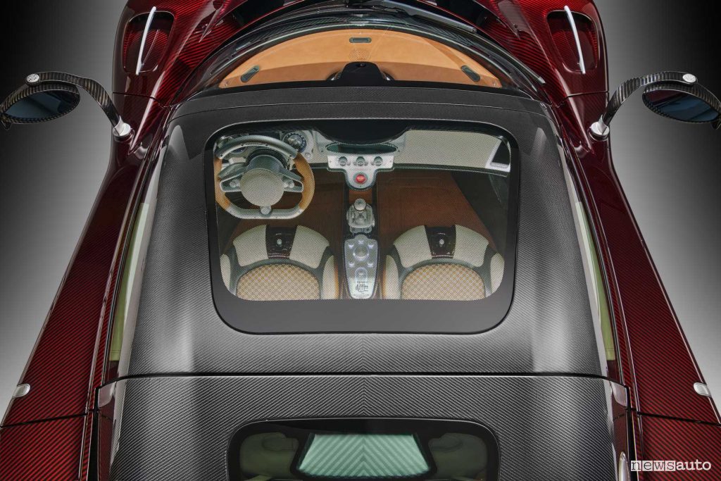 Pagani Utopia Roadster interni dall'auto con la capote chiusa