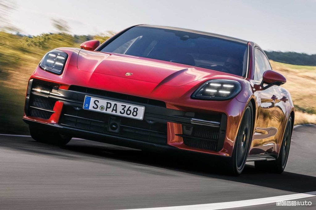 Porsche Panamera GTS su strada