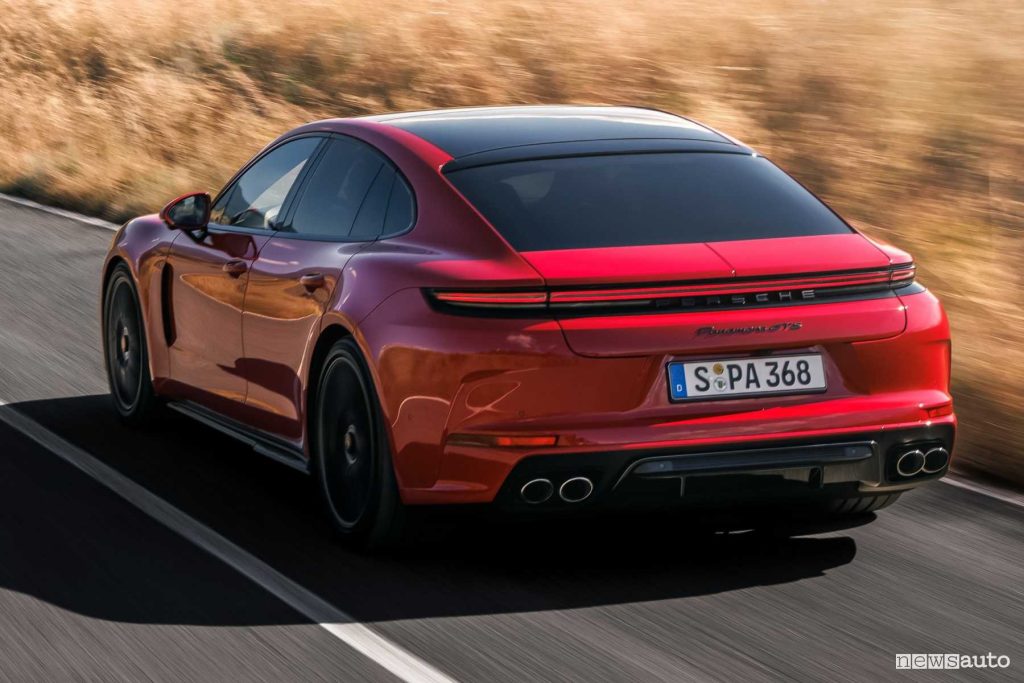 Porsche Panamera GTS su strada