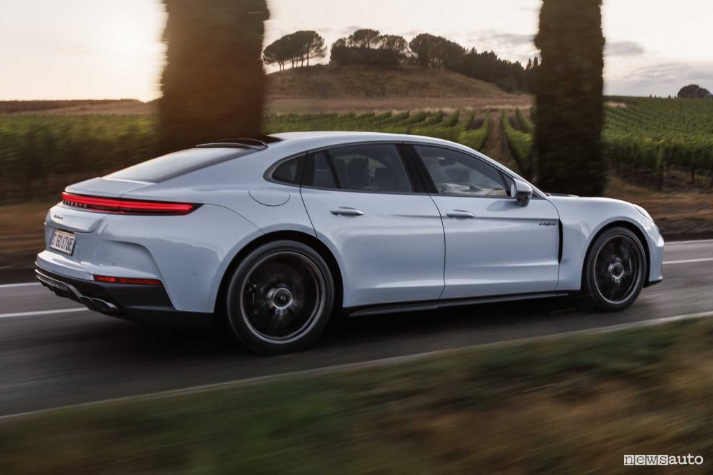 Porsche Panamera Turbo S E-Hybrid su strada