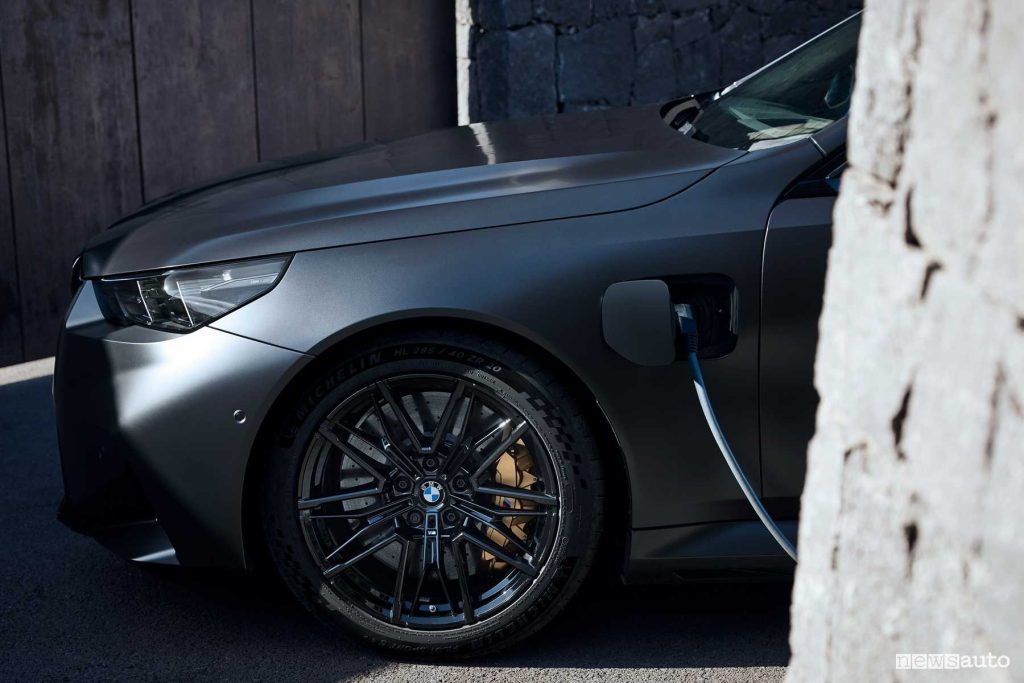 BMW M5 Touring in ricarica