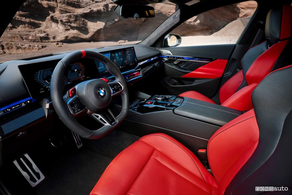 BMW M5 Touring volante abitacolo