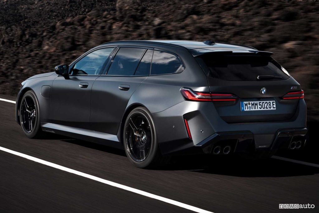 BMW M5 Touring su strada